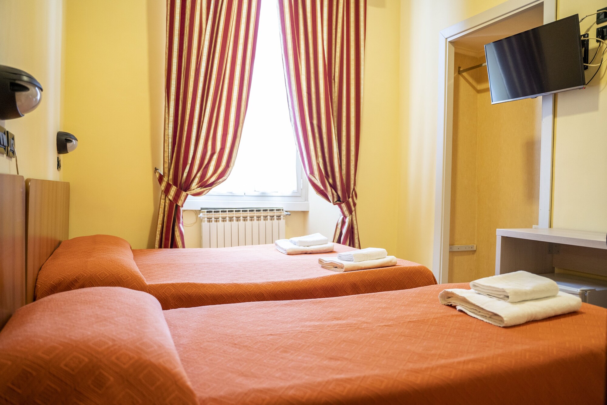 ROOM, QUADRUPLE
