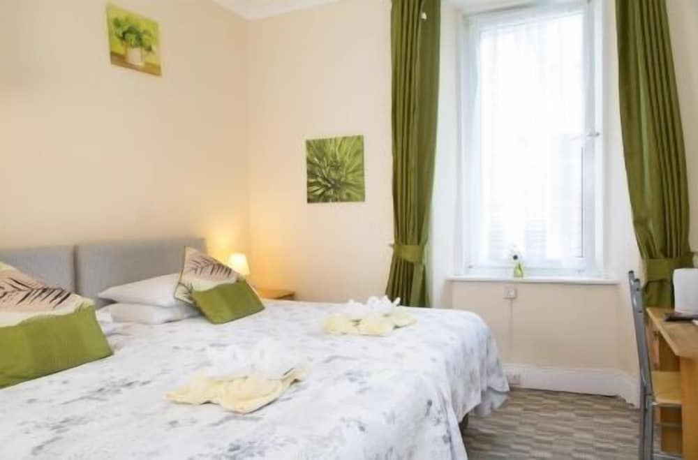 The Firs Guest House 7/45