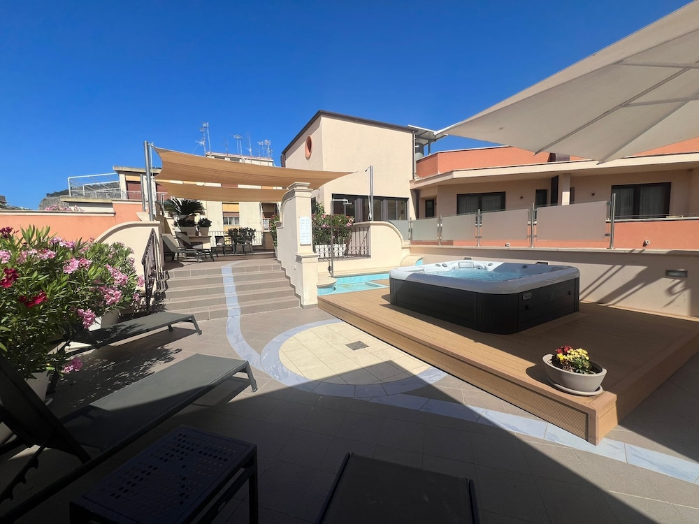 Artemis Hotel 65/69