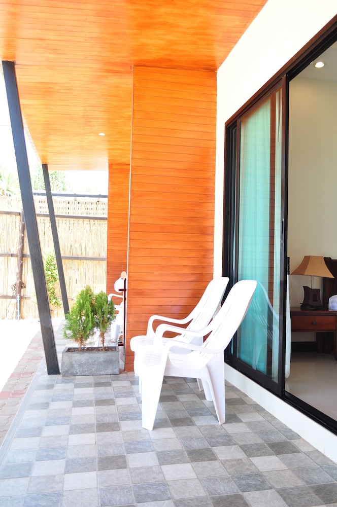LANTA SEAFRONT RESORT 33/66
