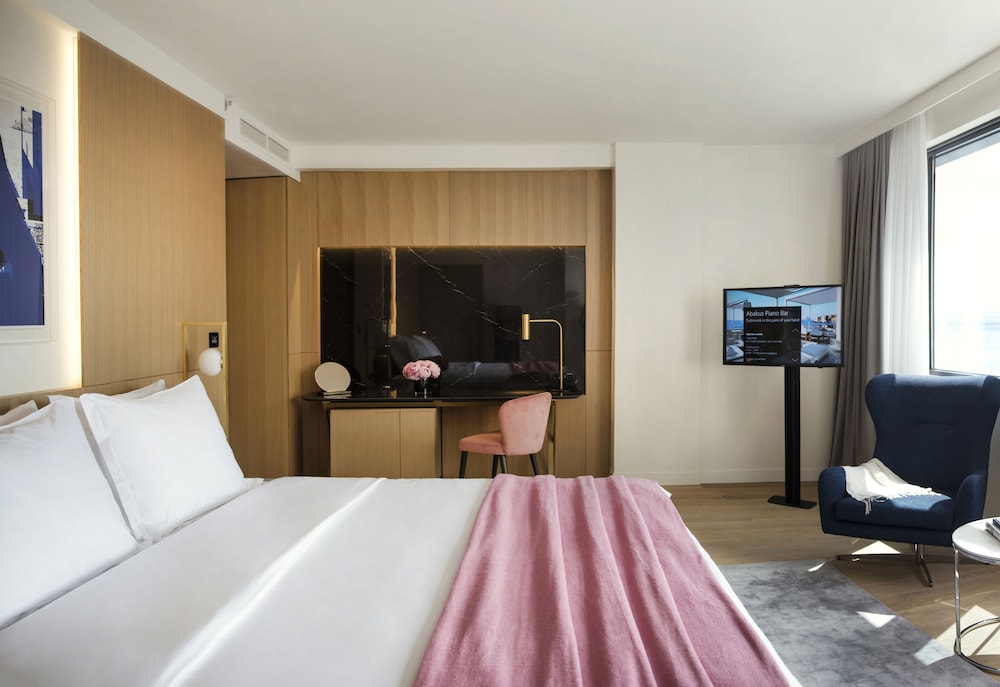 SUPERIOR, DOUBLE BED, PARTIAL SEA VIEW