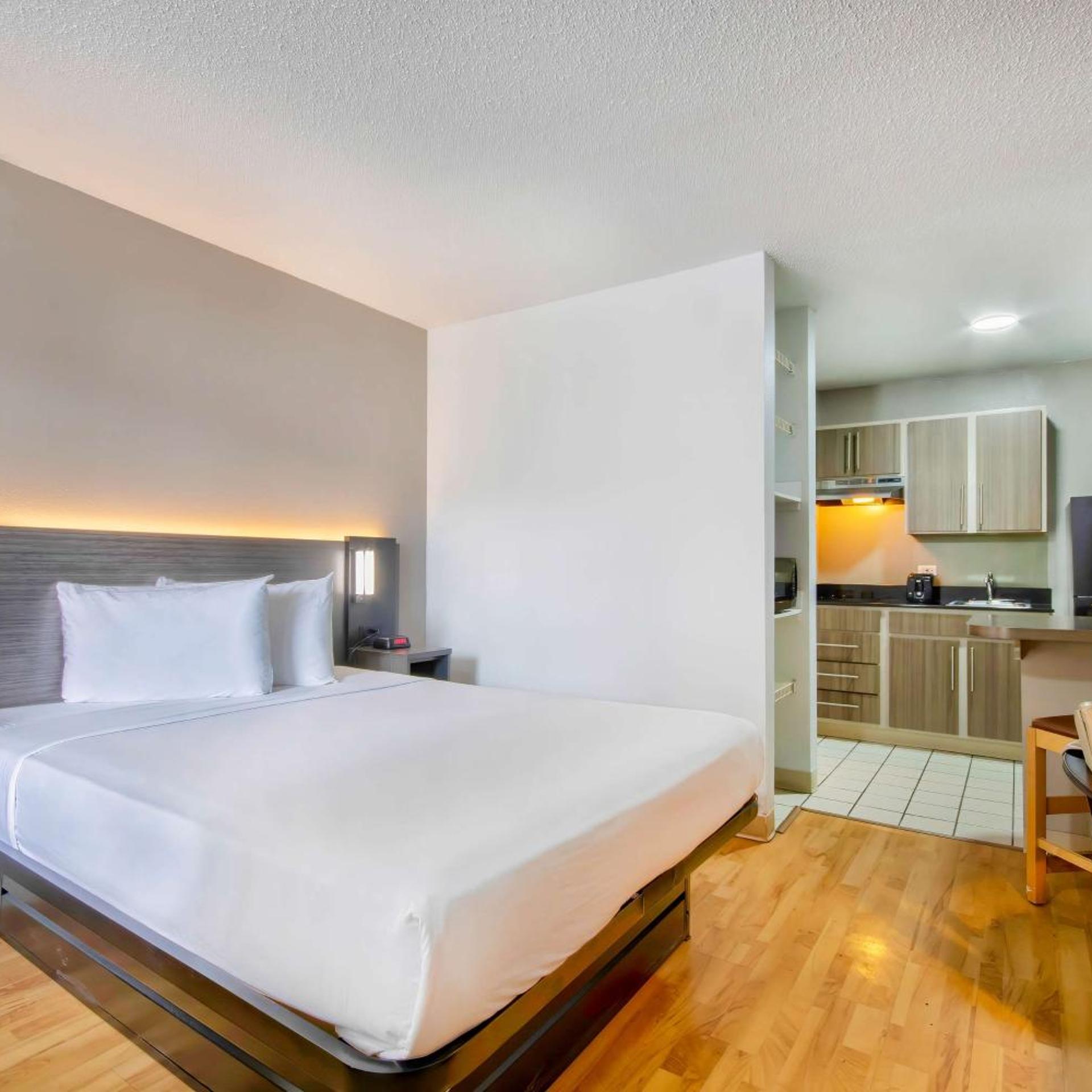 ROOM, QUEEN BED