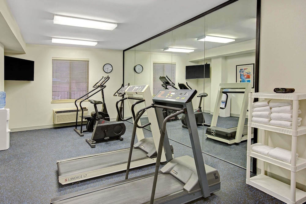 Days Inn & Suites by Wyndham Hickory 14/25