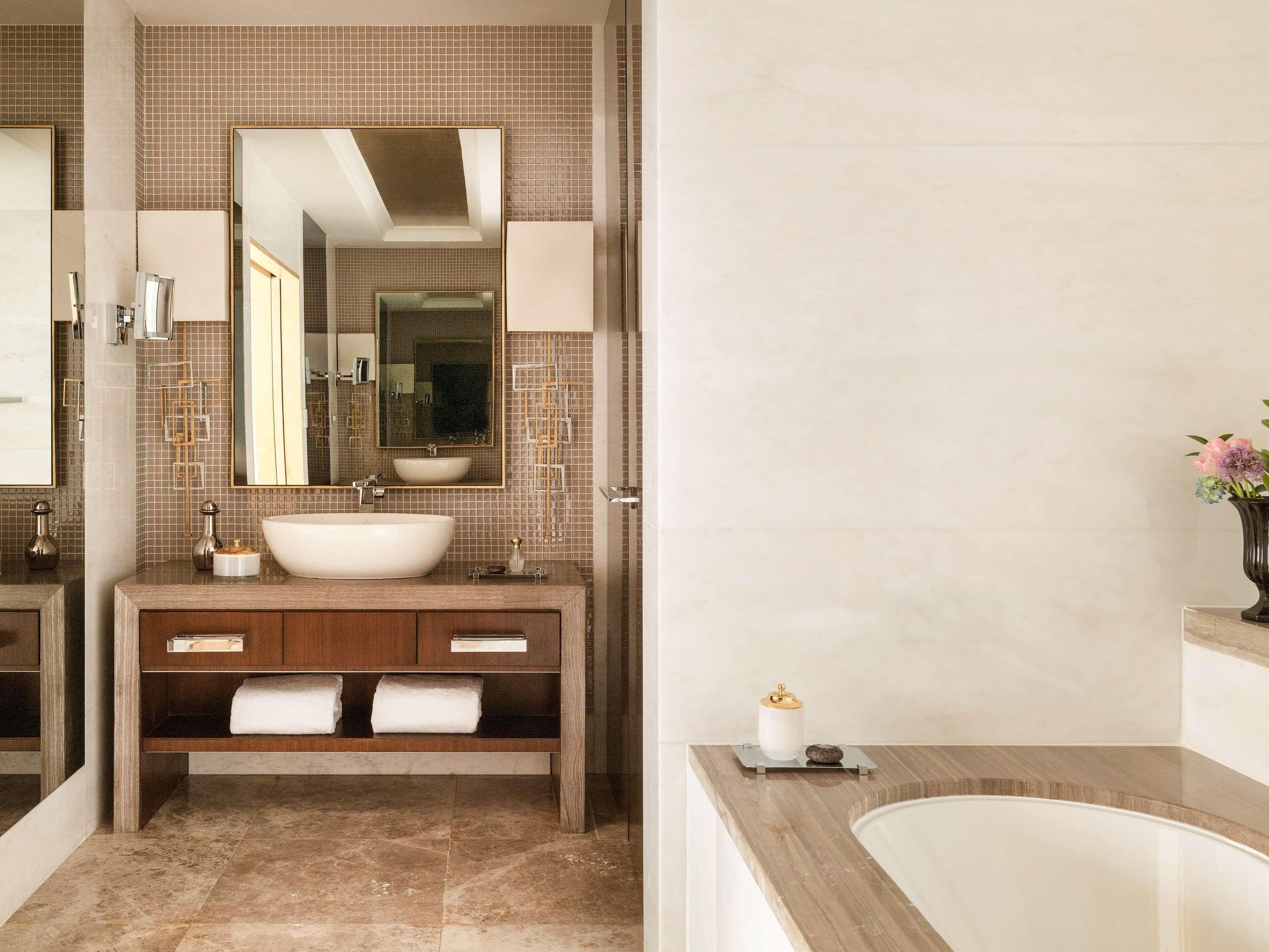 JUNIOR SUITE, 1 KING AND 1 SINGLE BEDS