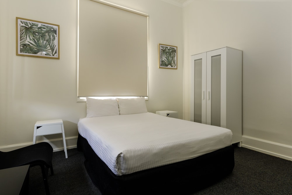 Waterloo Bay Hotel 11/36
