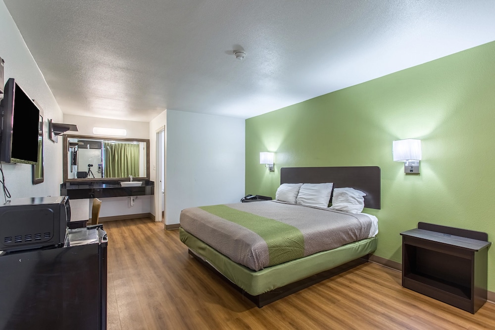Rodeway Inn West Memphis, AR 17/52