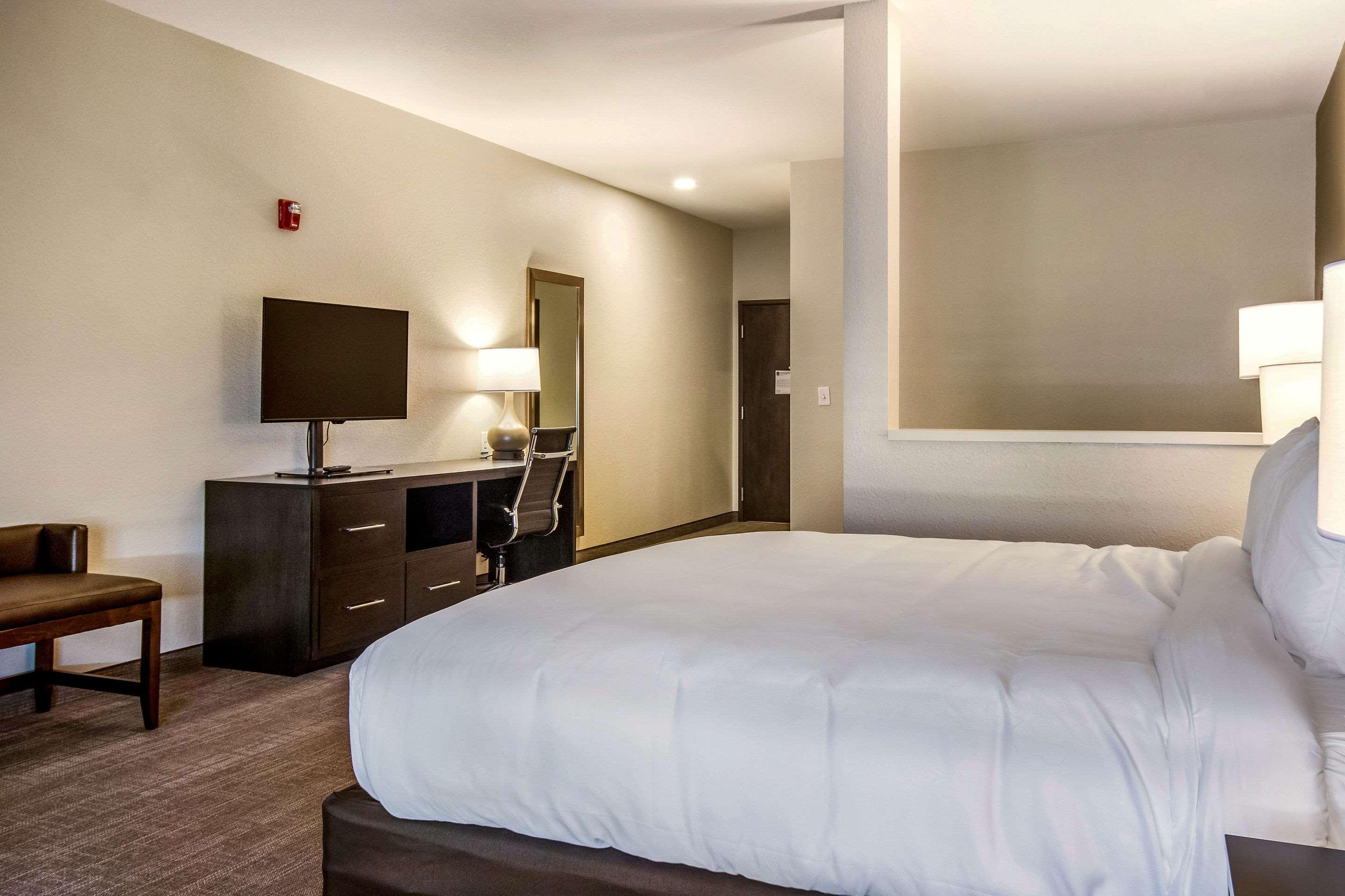 Suite, King Bed, Accessible