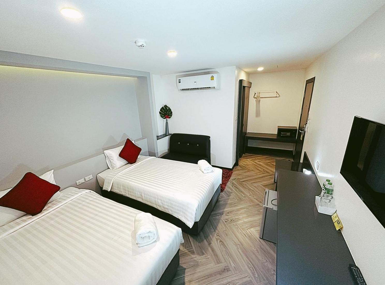 14 Sathorn Hotel 18/42