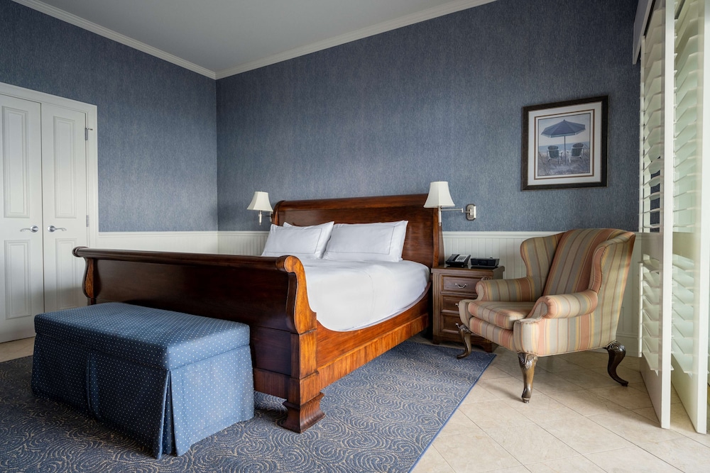 Madison Beach Hotel, Curio Collection by Hilton 27/88