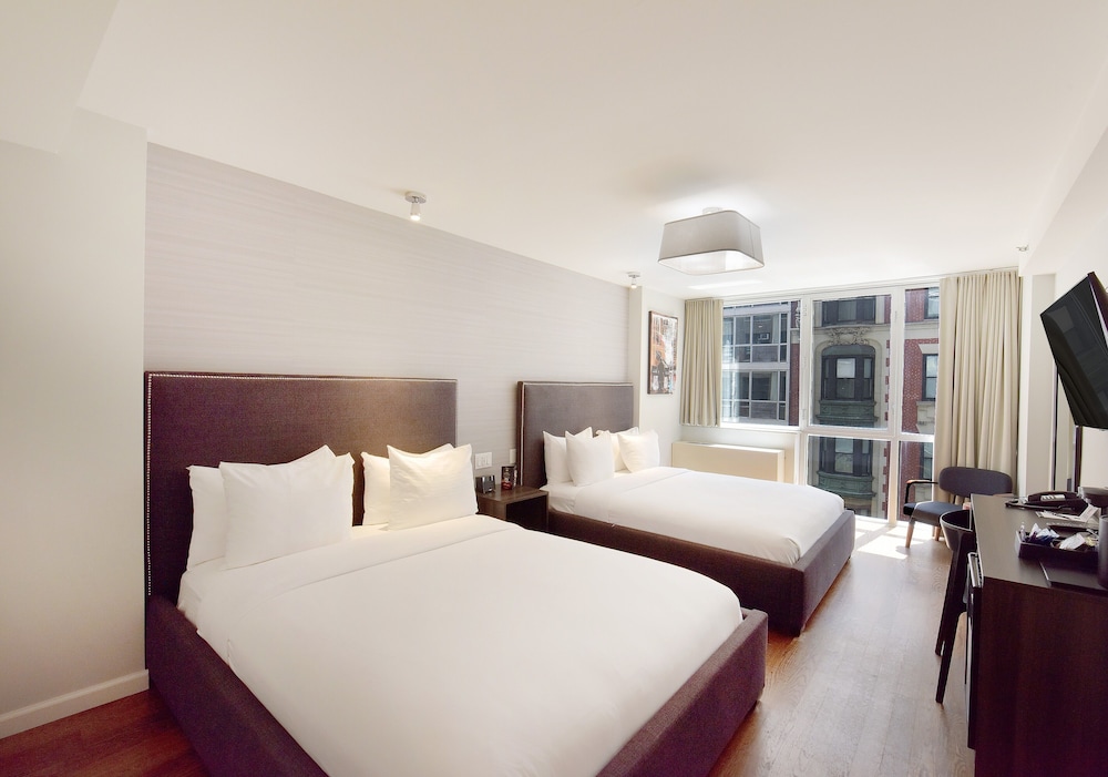 Hotel 32 32 10/78