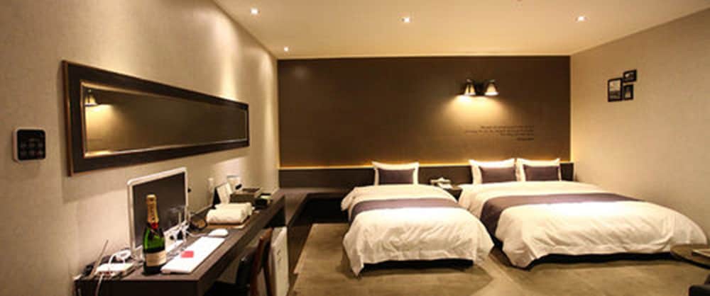 S Hotel 19/44