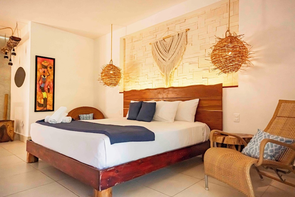 DELUXE, KING BED
