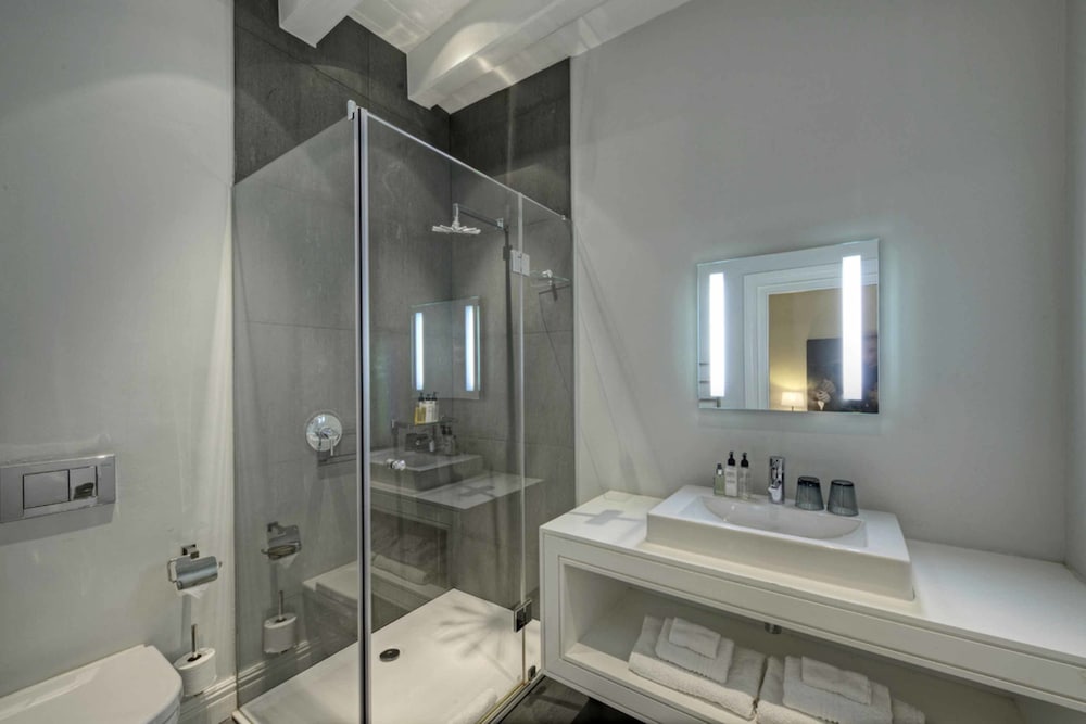 Three Boutique Hotel 77/79