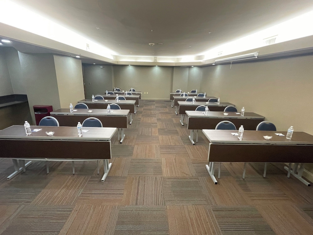 HOLIDAY INN EXPRESS CLEVELAND DOWNTOWN 54/59