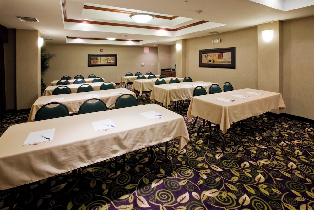 Holiday Inn Express Hotel and Suites Ada 54/57