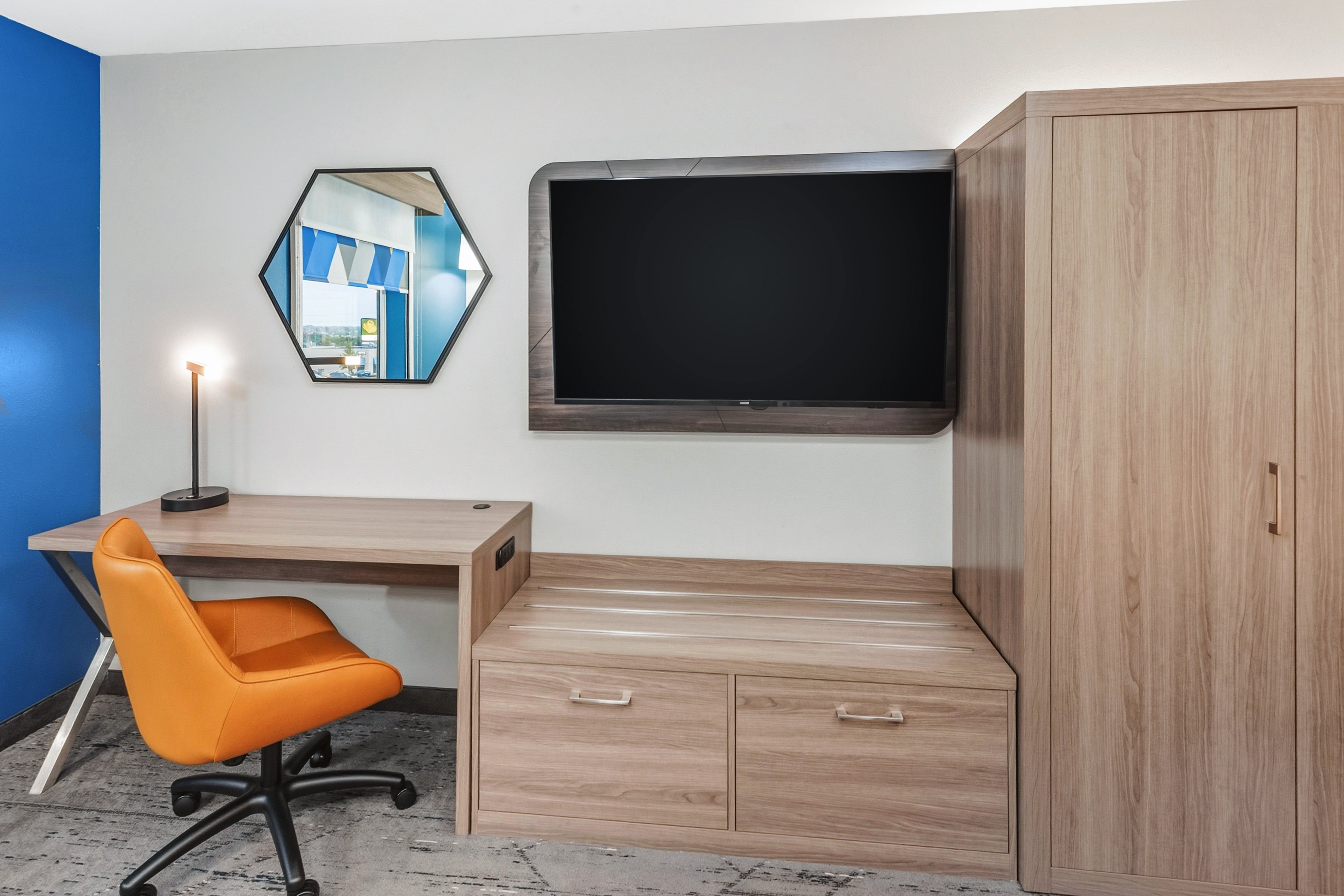 Holiday Inn Express & Suites Bloomington - Normal, an IHG Hotel 60/69