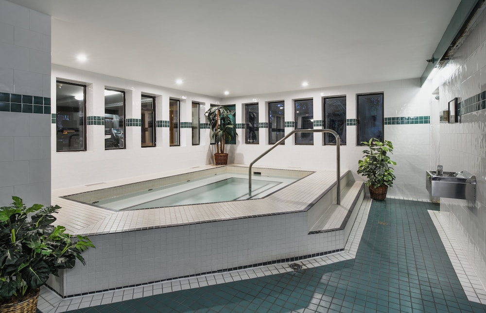 Whistler Village Inn Suites 8/73