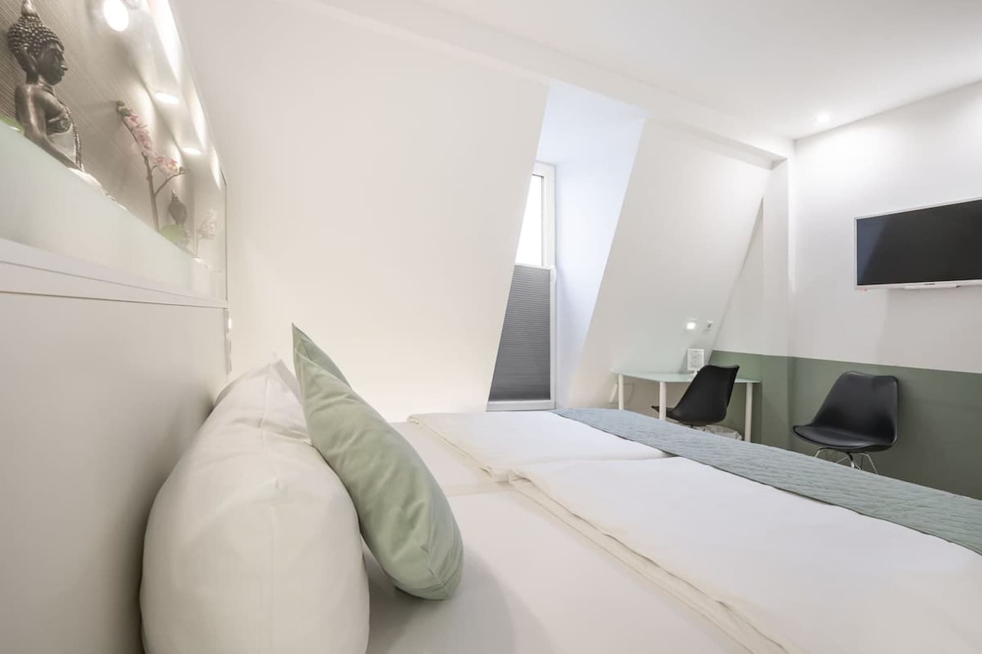 ROOM, DOUBLE BED