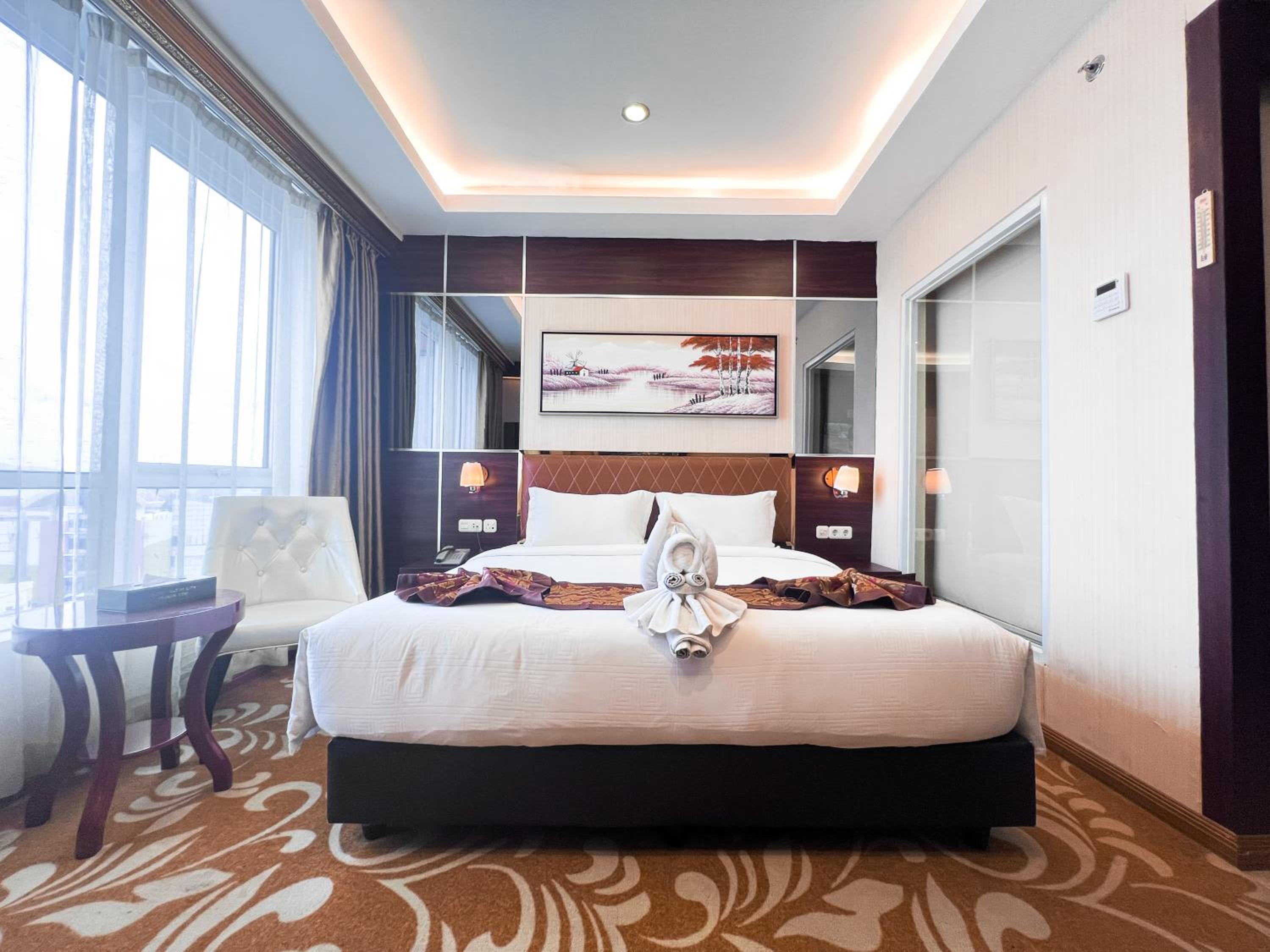 Grand, Executive