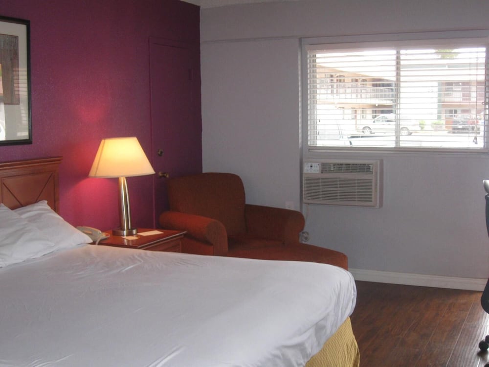 Santa Fe Inn Pueblo 7/31