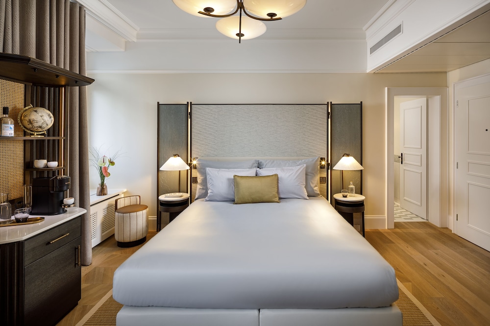 Ambassador, Superior, King Bed