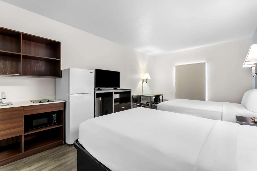 EFFICIENCY, 2 DOUBLE BEDS