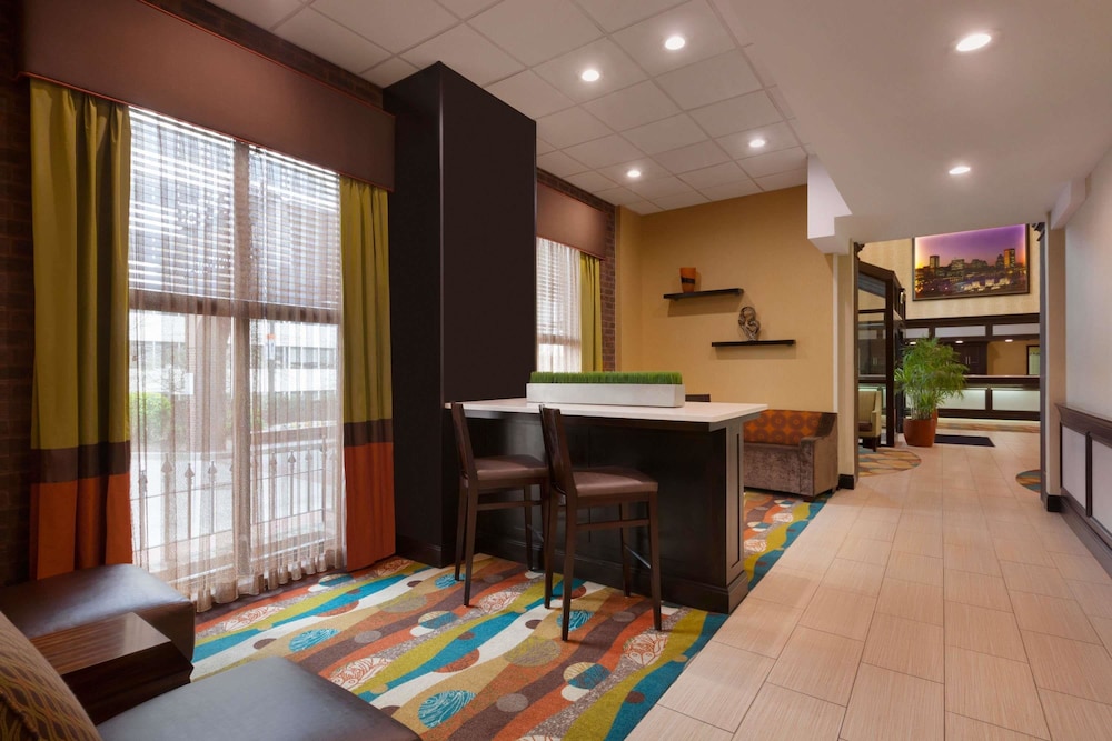 Days Inn By Wyndham Baltimore Inner Harbor 12/52