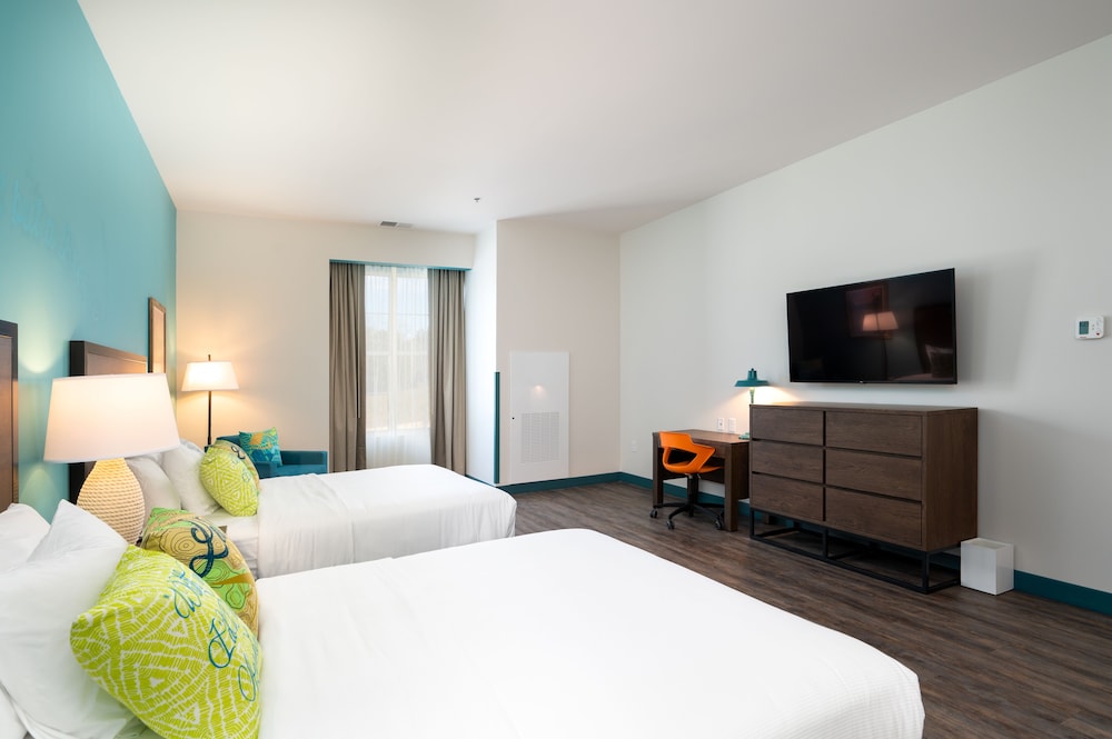 Deluxe, 2 Queen and Twin Beds, 2 Queen Beds, Mountain View