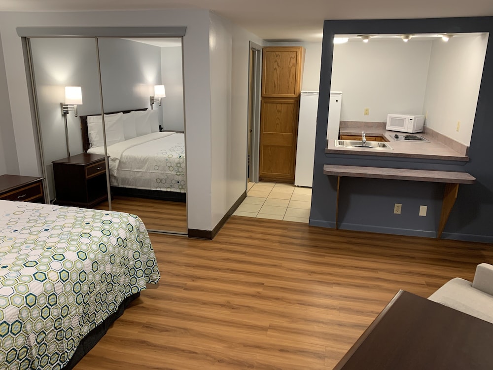 Econo Lodge Inn Suites 7/35
