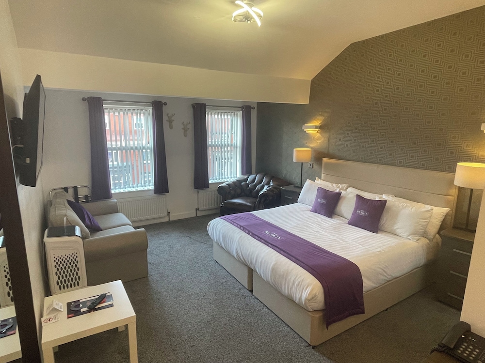 PREMIER, KING BED, SOFA