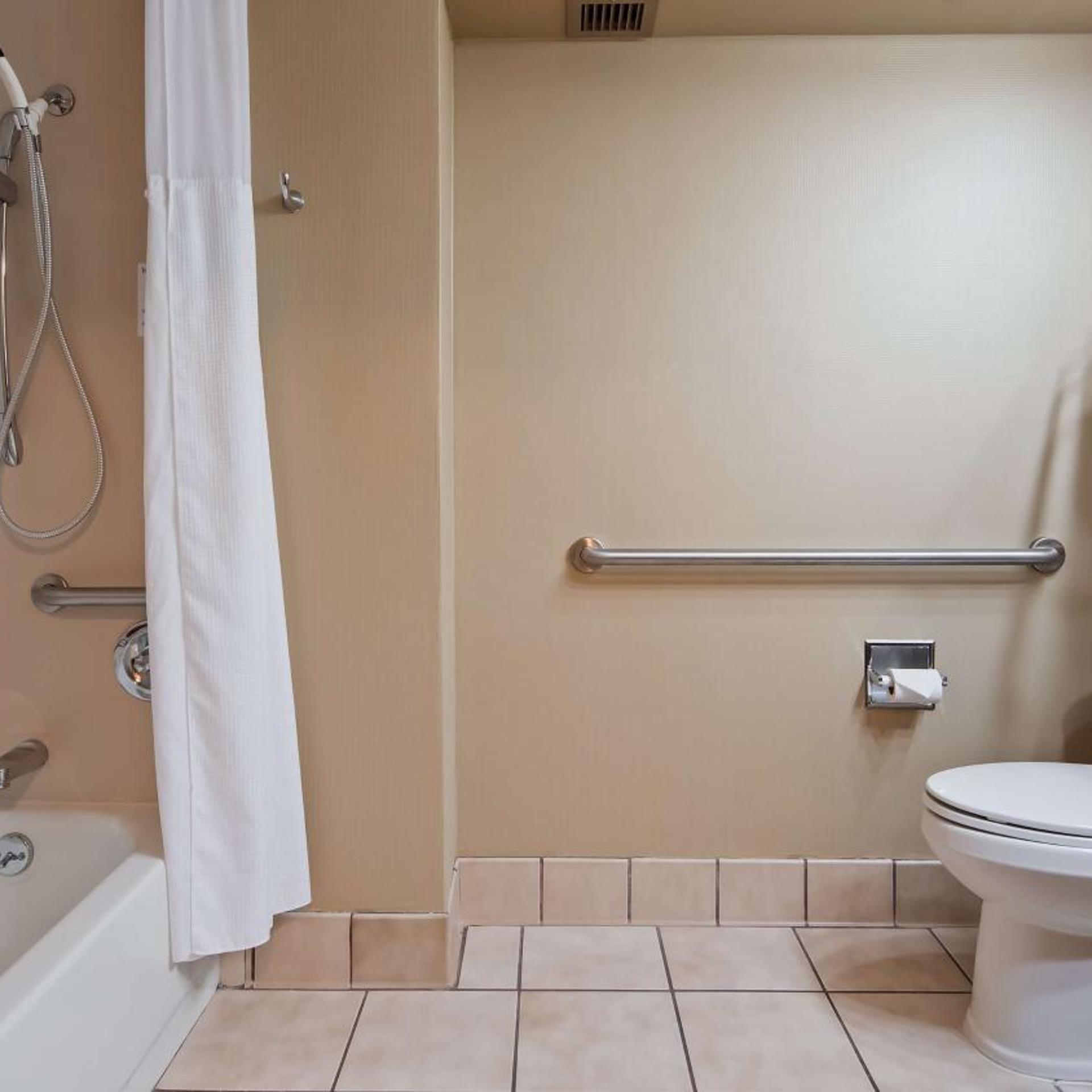 غرفة بسرير كوين بحوض استحمام لذوي الإعاقة، Best Western Delta Inn 2/2