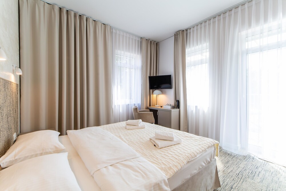 DELUXE, DOUBLE BED