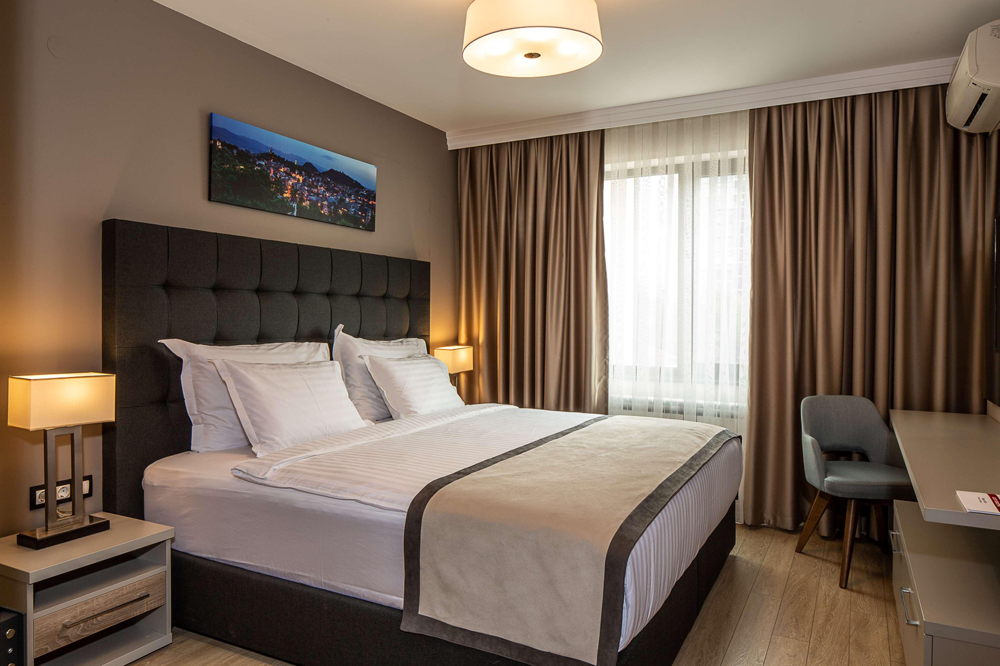 Suite, King Bed, Dining Area, Sofa, Living Area