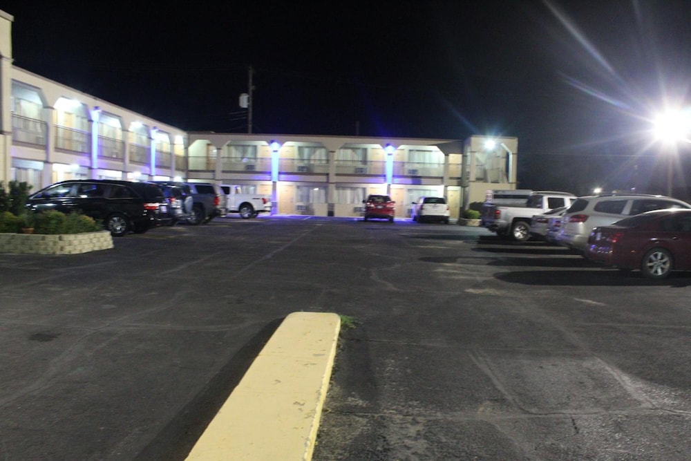 Hutchinson Inn 47/58