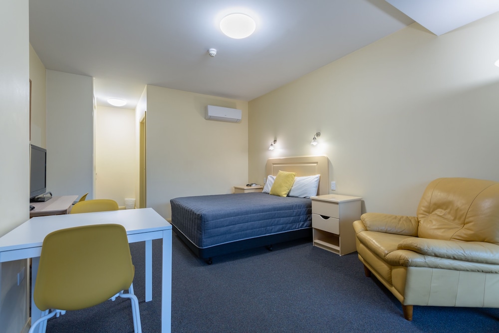 Mayfair Plaza Motel 44/53