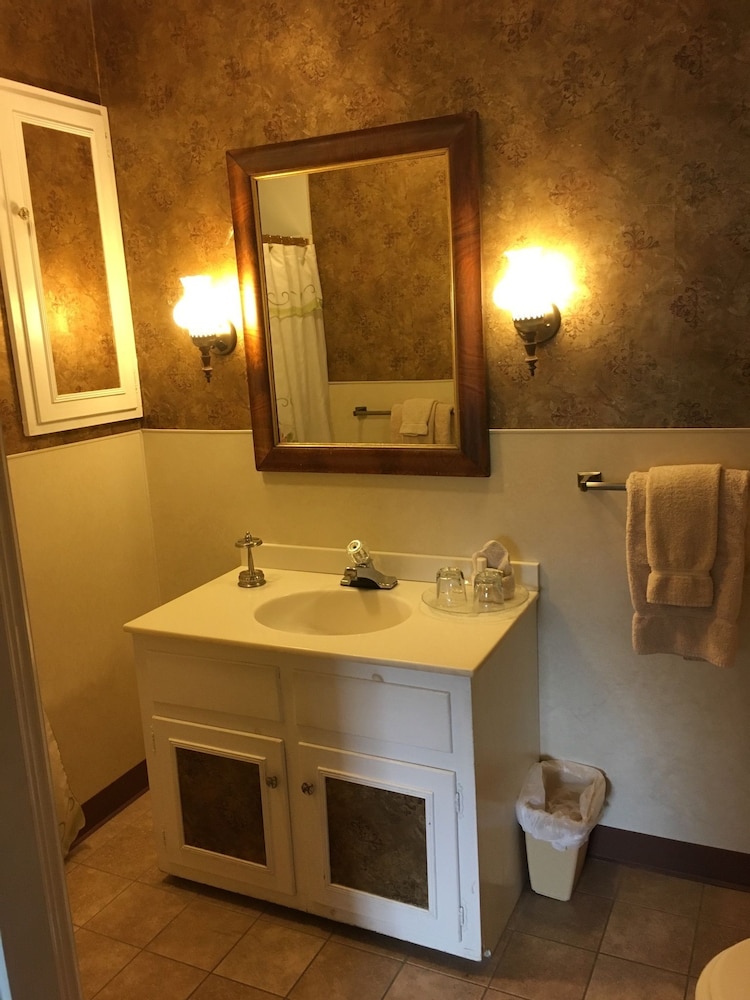 Victorian Charm Inn 29/47