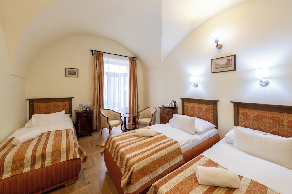 STANDARD, DOUBLE OR TWIN BED, WITH EXTRA BED