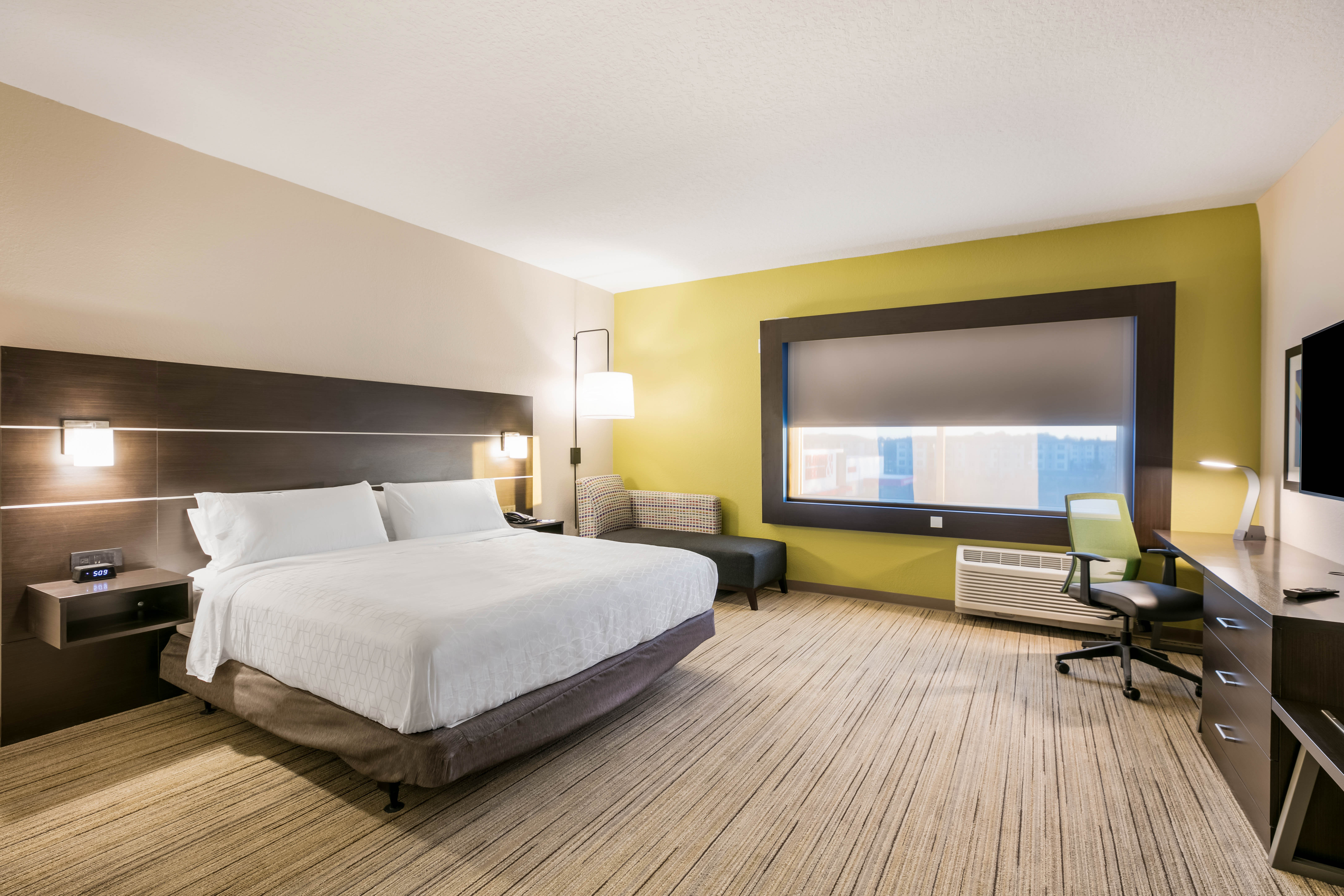 Holiday Inn Express Suites Jacksonville Town Center 18/46