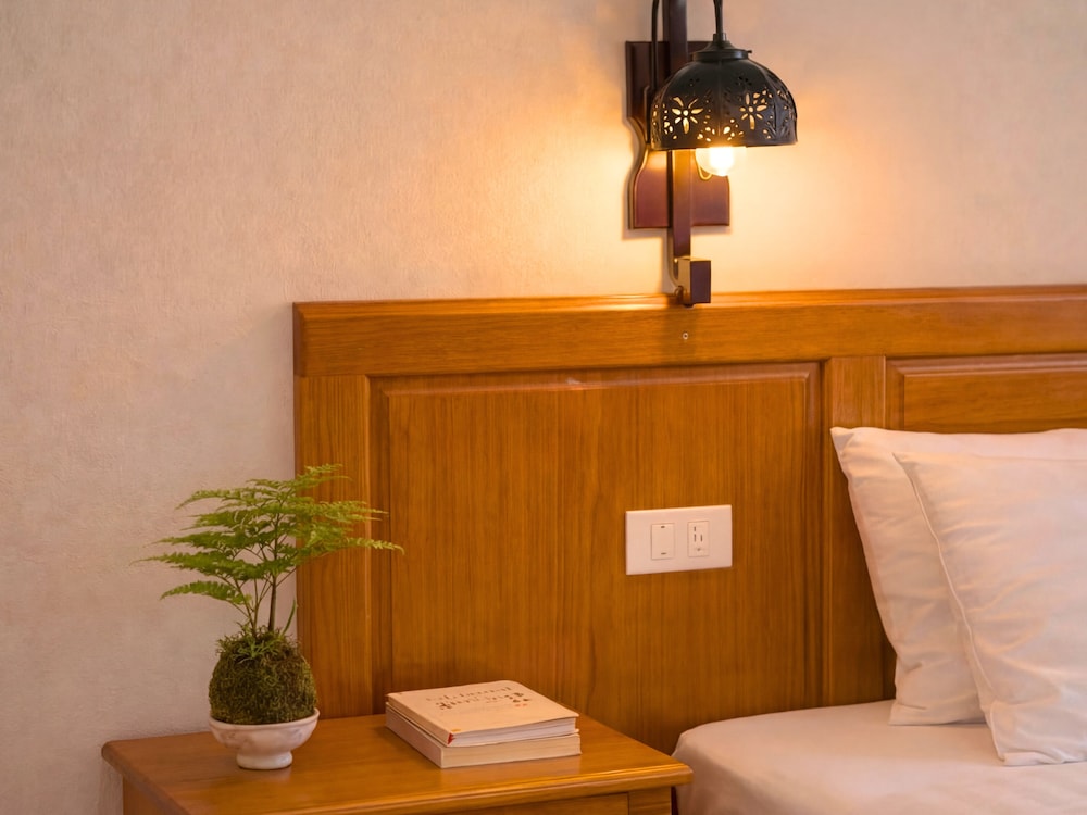 The Stork House - Serene Garden Retreat 8/50