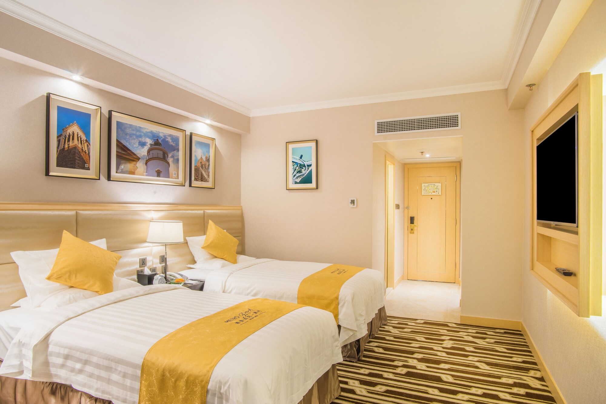DELUXE, DOUBLE OR TWIN BED