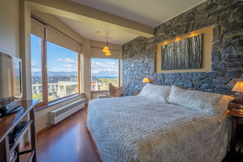 SUPERIOR, DOUBLE BED, PARTIAL SEA VIEW