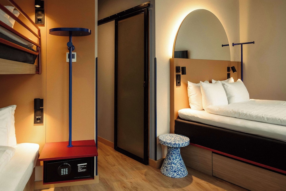 Room, Murphy Bed, Queen Bed