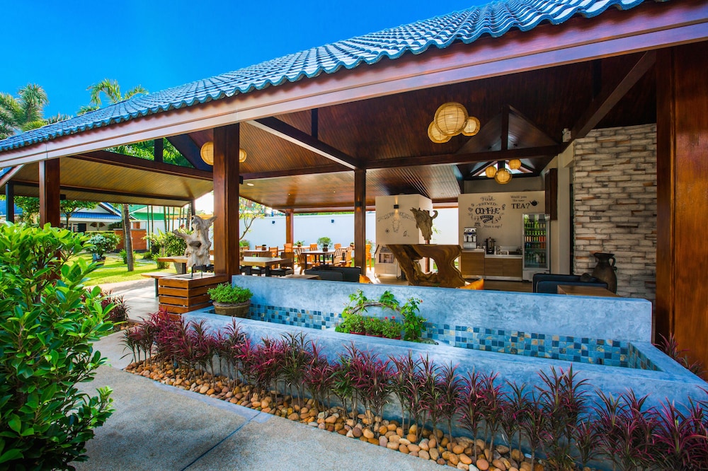 Phuket Airport Hotel 42/74