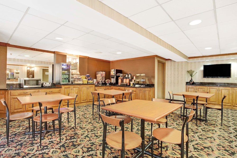 Days Inn by Wyndham Newport News City Center Oyster Point 18/22