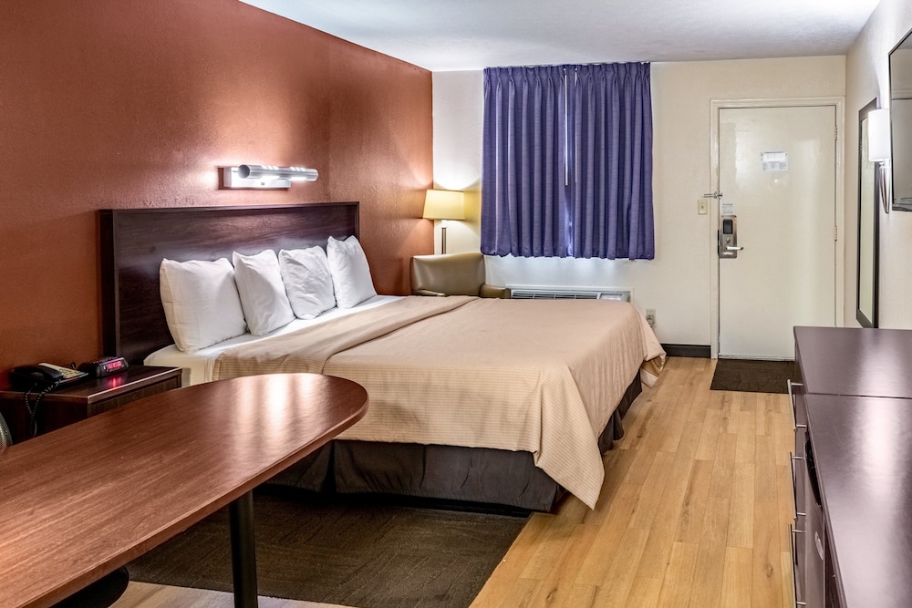Red Roof Inn Columbus - Taylorsville 12/25
