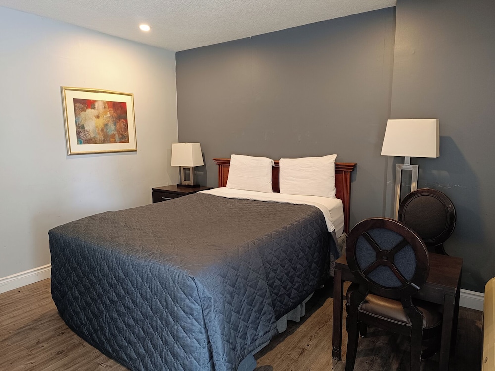 OYO First Canada Hotel Cornwall Hwy 401 ON 25/42