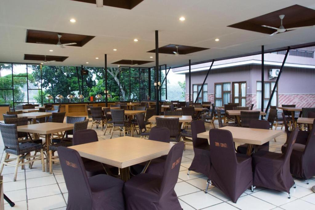 Bumi Gumati Convention Resort 20/28