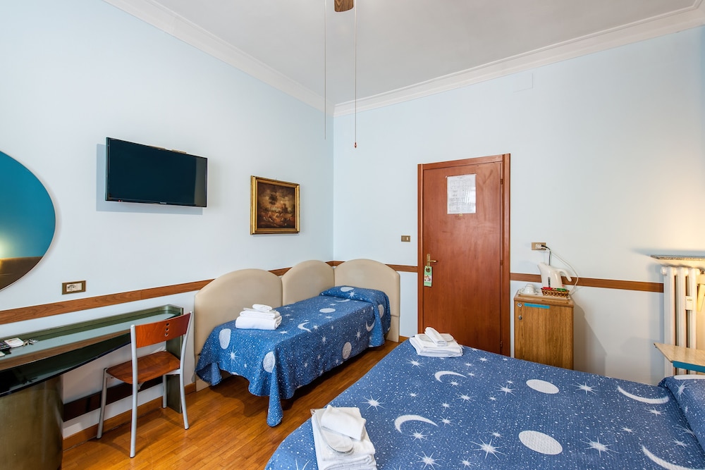 1 BEDROOM, BASIC, TRIPLE