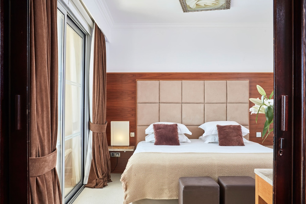 Grecian Park Hotel 20/75
