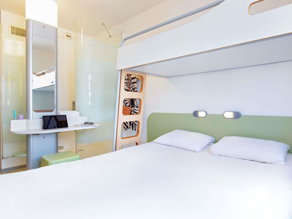 ROOM, DOUBLE BED